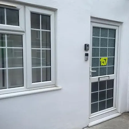 Renovated Studio - Self Check-In, Free Street Parking Watford  Exterior photo