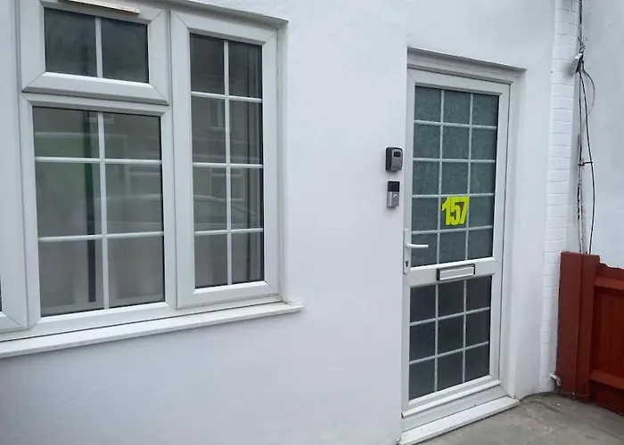Renovated Studio - Self Check-In, Free Street Parking