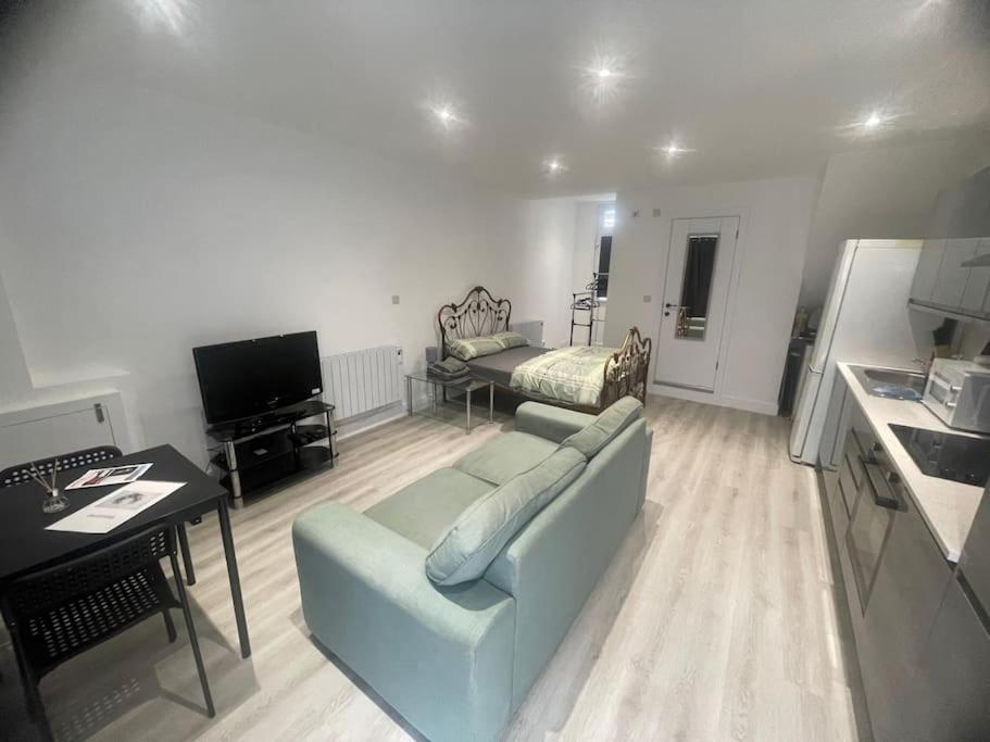 Apartment Renovated - Self Check-in, Free Street Parking