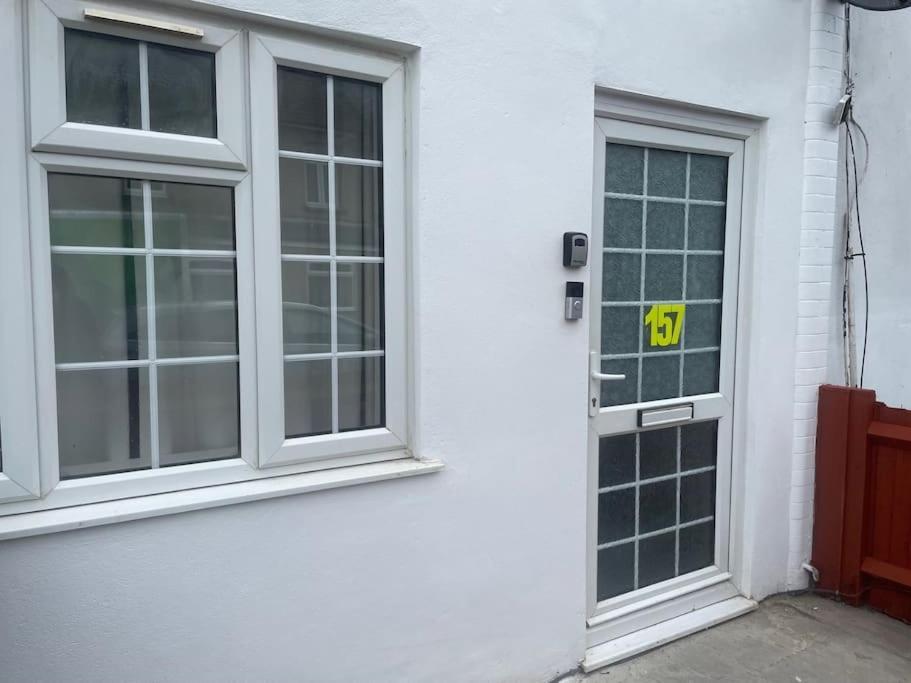 Renovated - Self Check-in, Free Street Parking Apartment *
