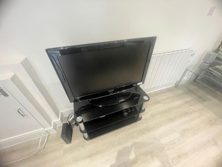 Renovated - Self Check-in, Free Street Parking Apartment *