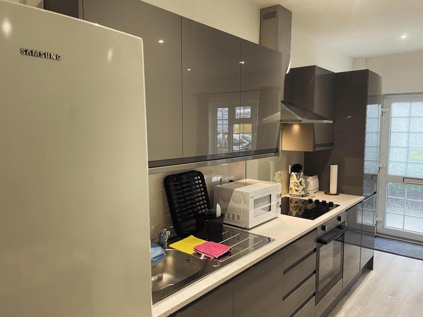 Apartment Renovated - Self Check-in, Free Street Parking *