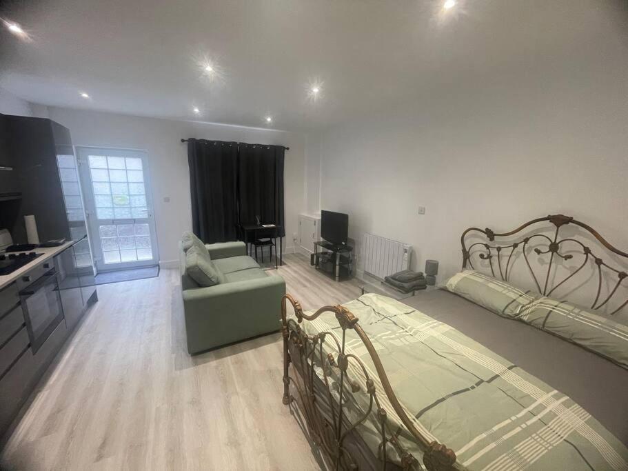 Renovated - Self Check-in, Free Street Parking Watford (Hertfordshire)