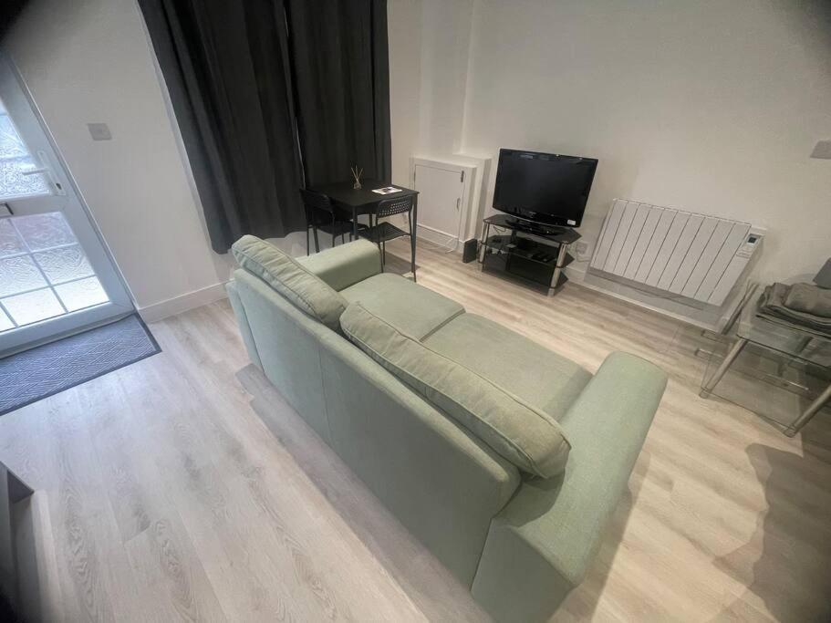 Renovated - Self Check-in, Free Street Parking * Watford (Hertfordshire)